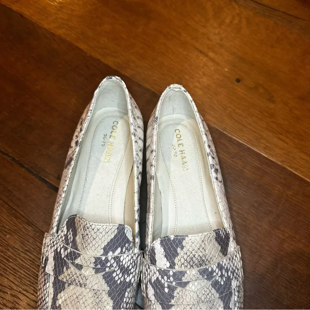 Cole Haan Women's Snake Print Loafer Goto Pearson Loafer Gray Beige Leather 5.5